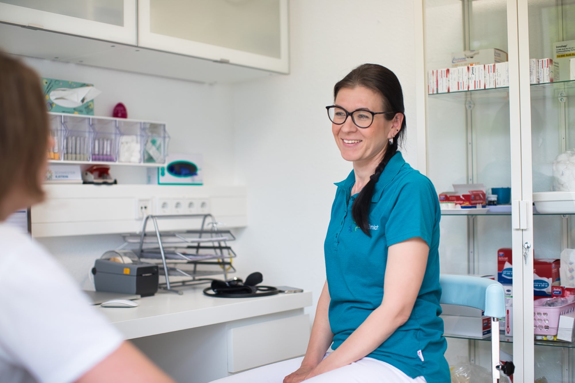 Frau Dr. med. Hünich im Gespräch mit einer Patientin